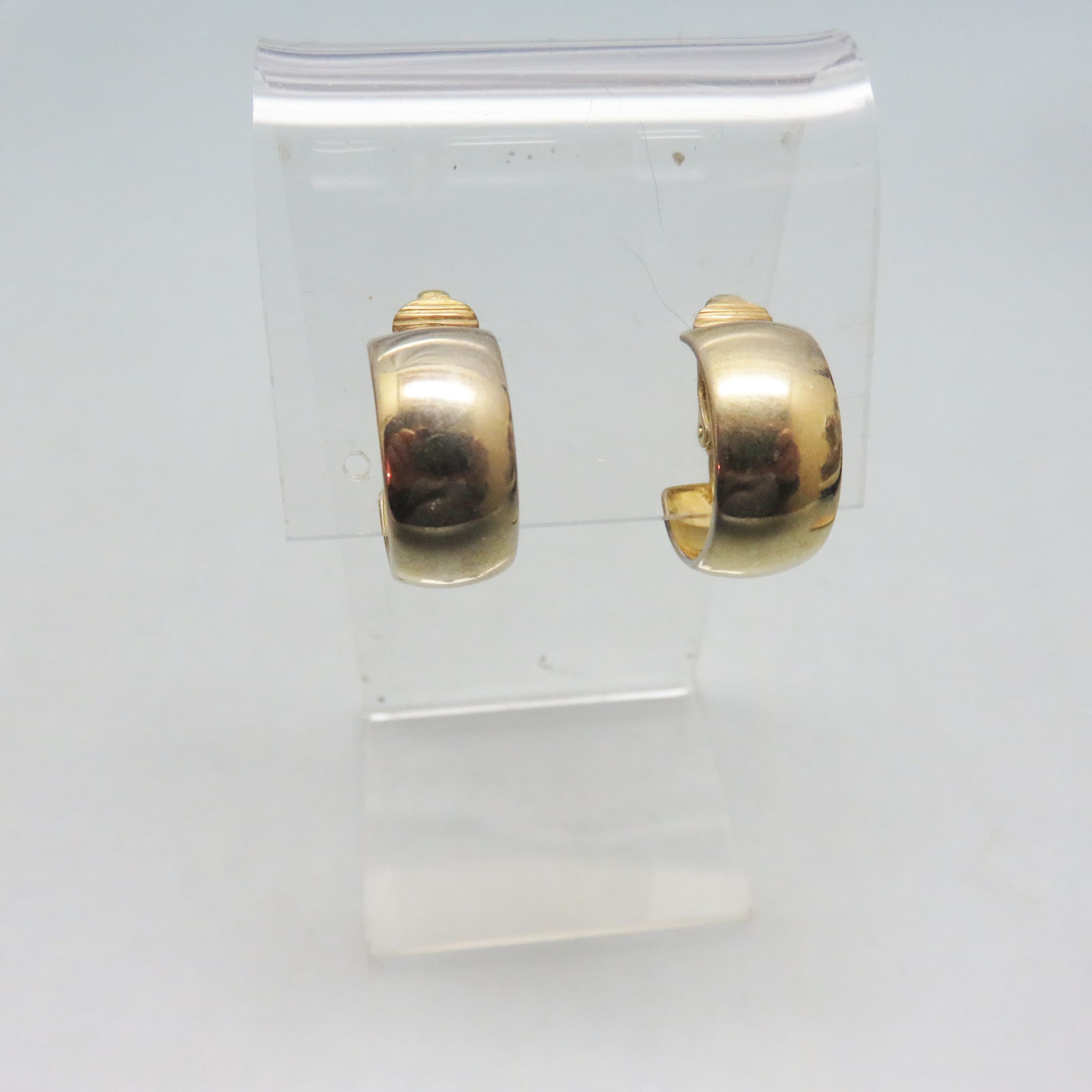 Vintage 3/4 Inch Tall Goldtone Metal Hoop Style Clip Earrings