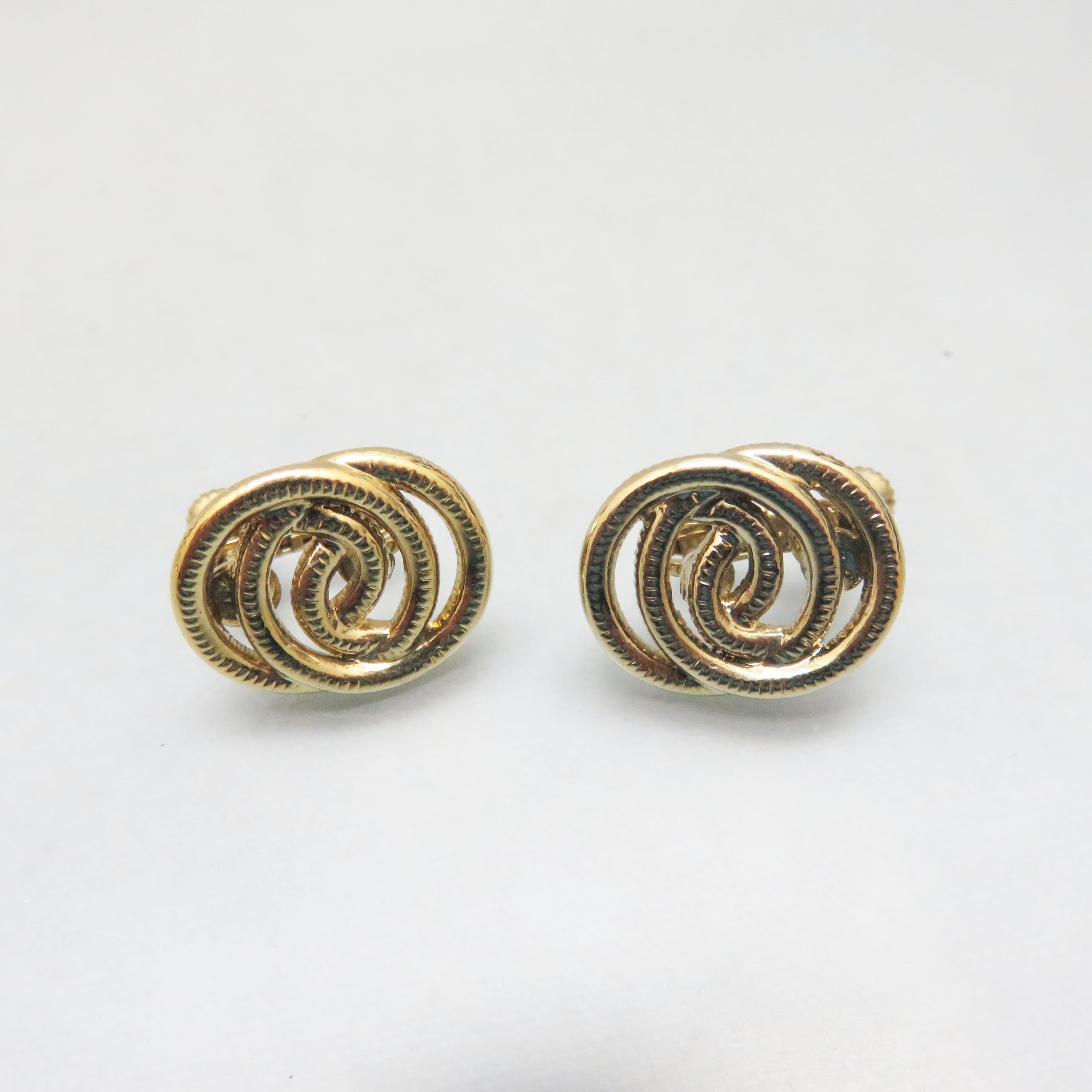 Adjustable Screw Back Vintage Goldtone Earrings, Interlocking Circle Modern Clip On Earrings