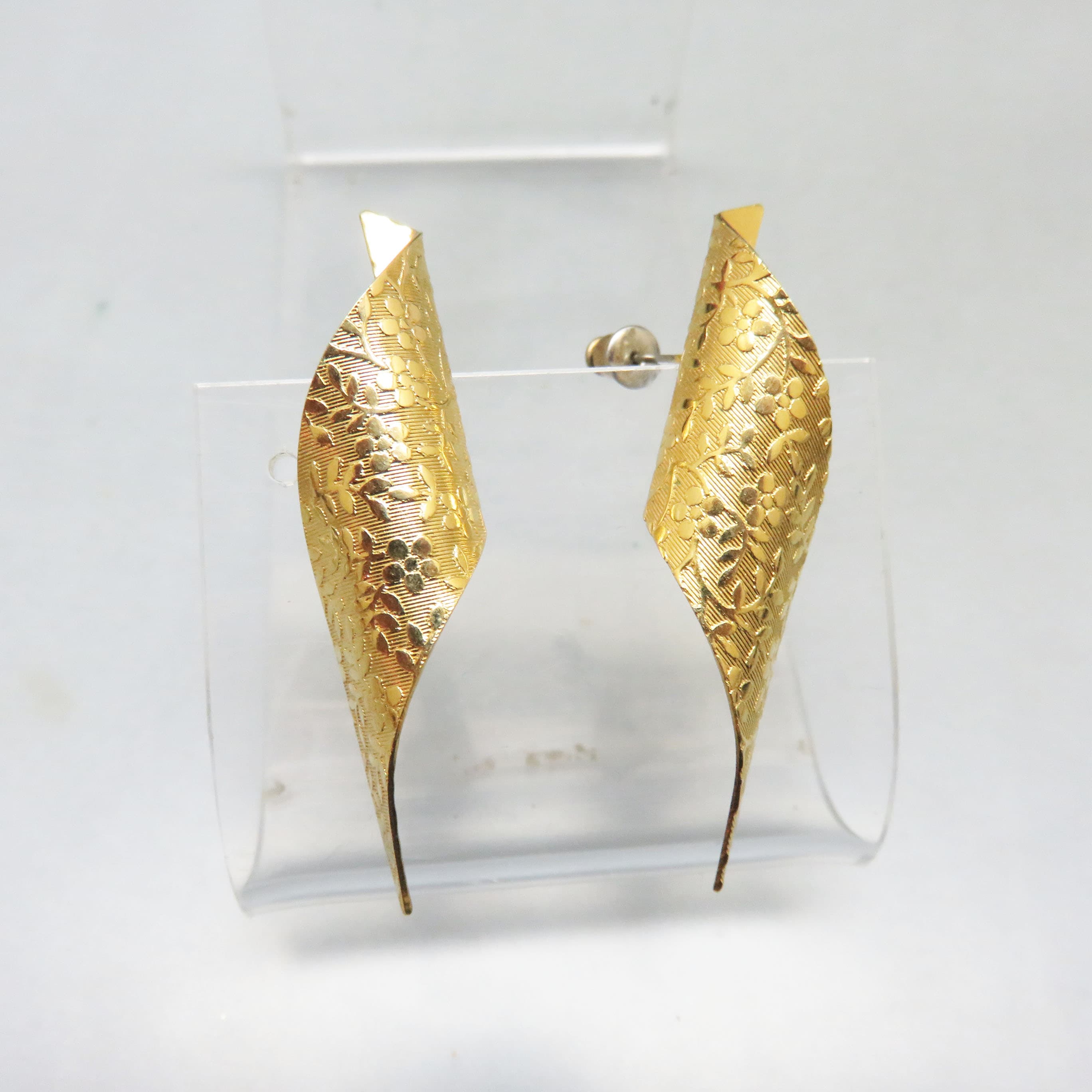 Embossed Pattern Gold Swirl Pierced Earrings, 1970s Post Style Pierced Earrings