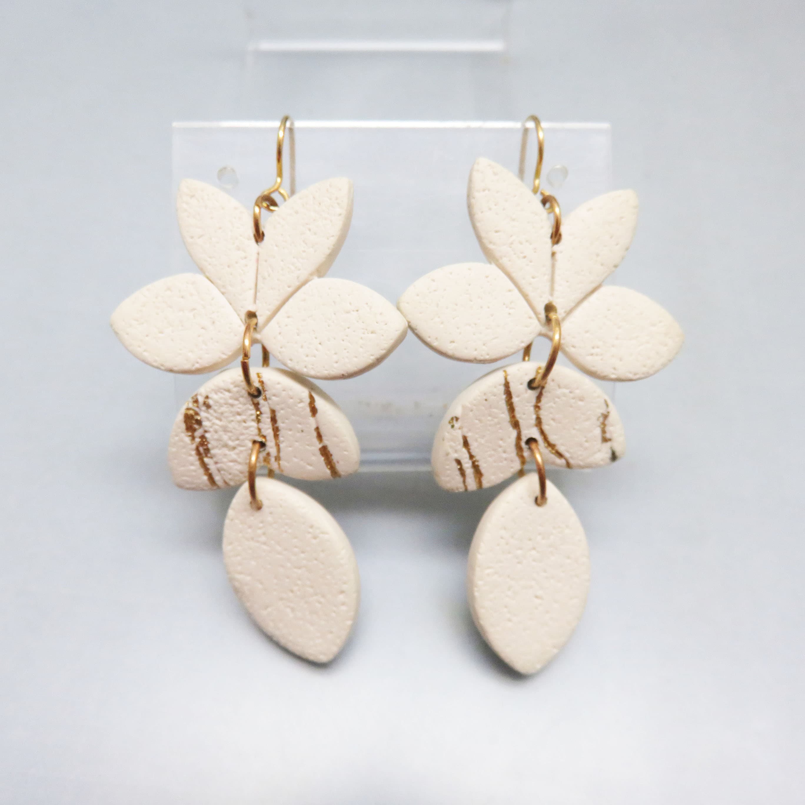 White Resin Flower Pierced Earrings, Light to Wear