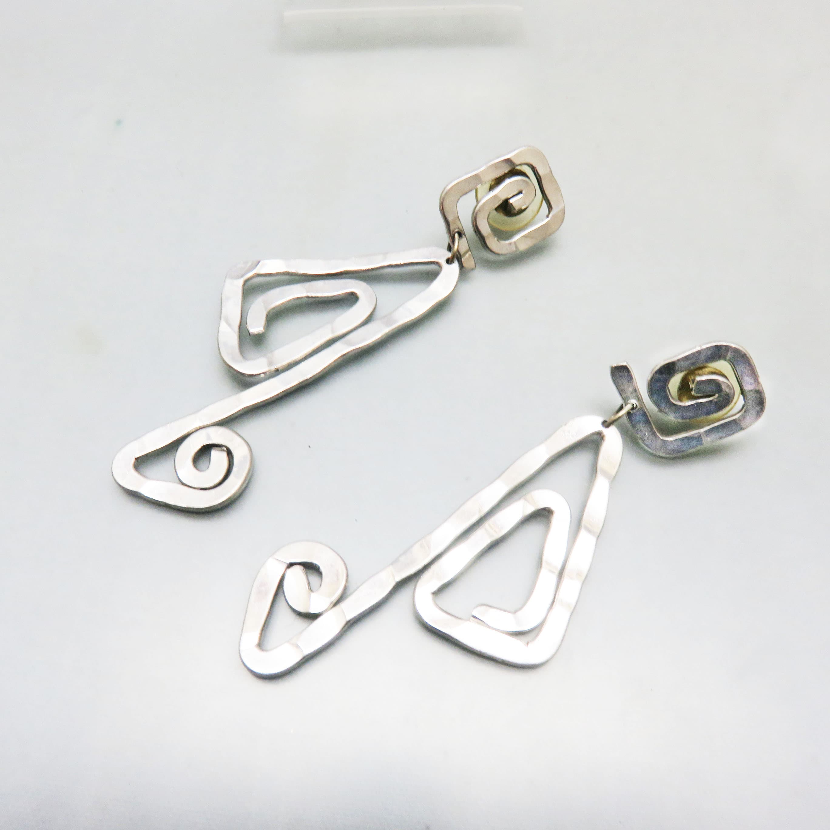 Vintage 1980s Hammered Silvertone Modernist Dangle Earrings