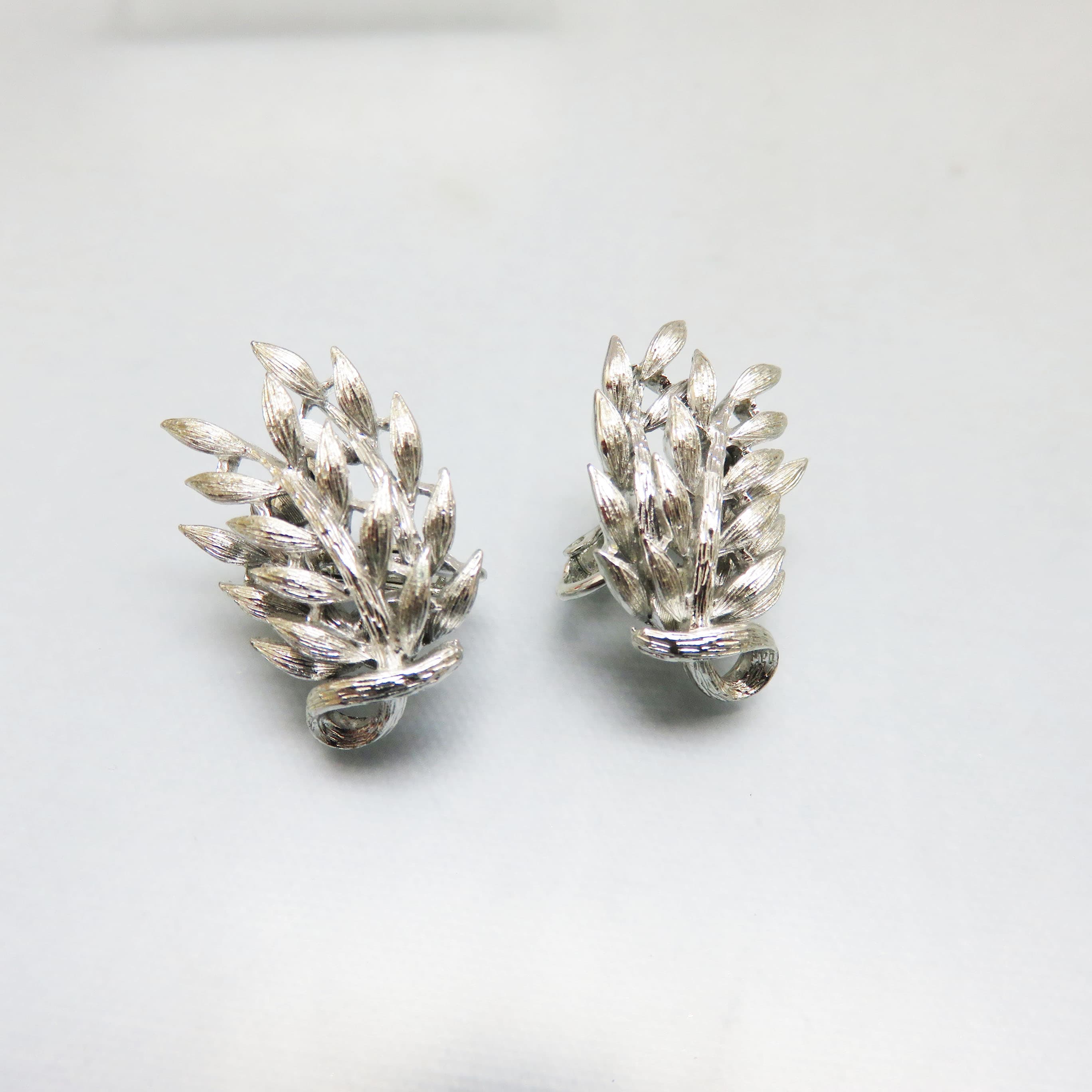 Vintage Lisner Silvertone Leaf Spray Earrings – Botanical Bouquet Clip Ons