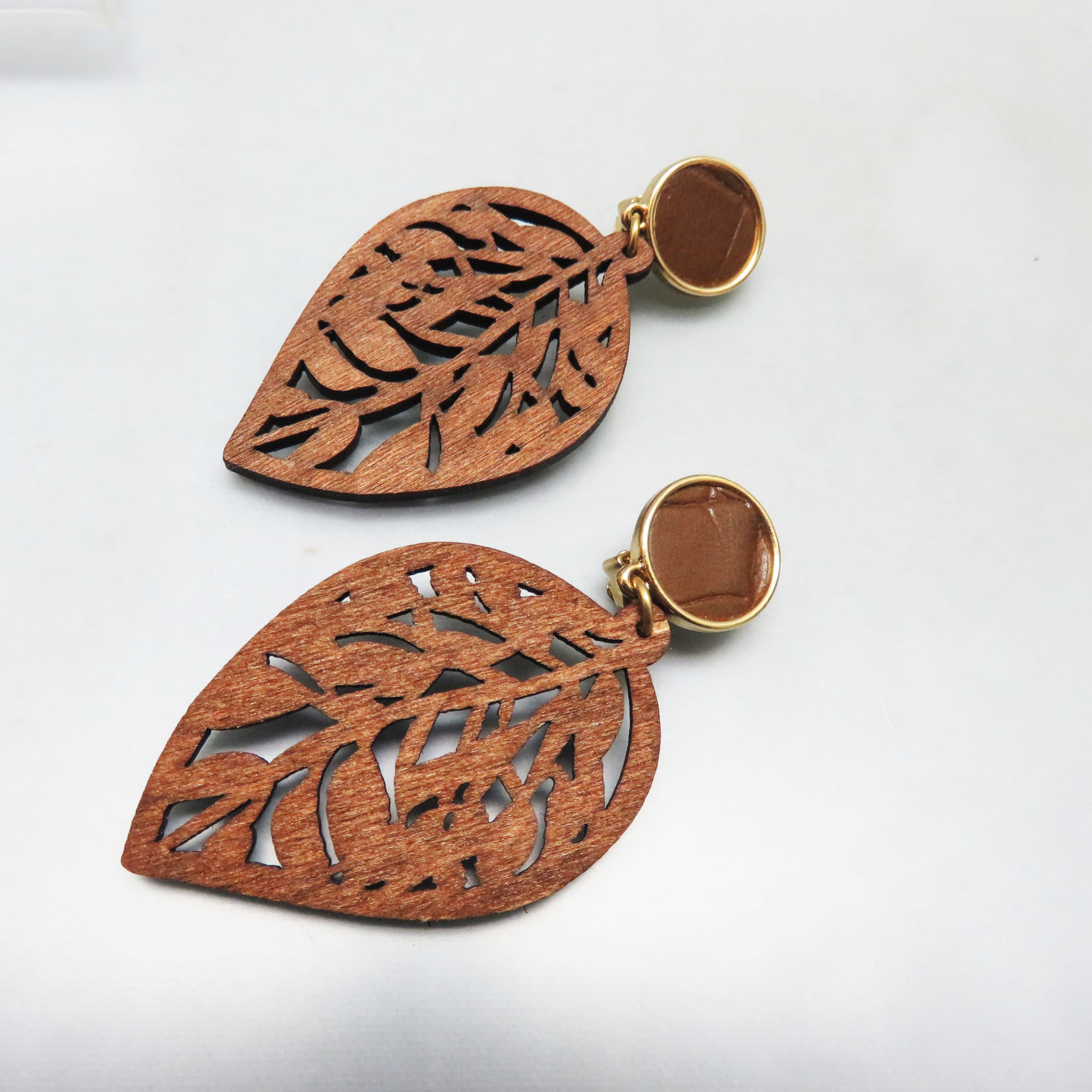 Carved Wood Leaf Clip On Earrings – Brown Leather Look Goldtone Statement Dangles