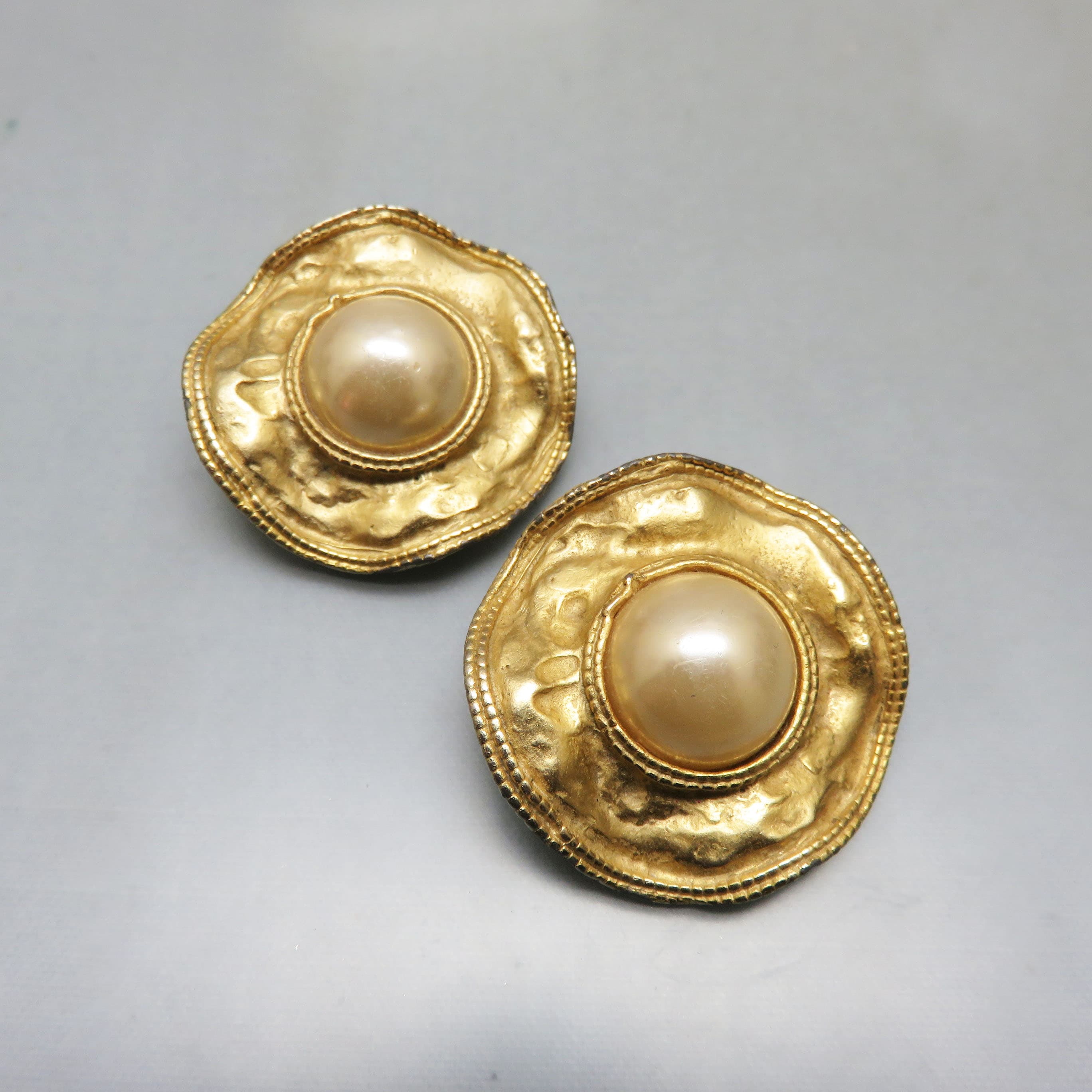 Vintage 1980s Faux Pearl Hammered Goldtone Clip-On Earrings