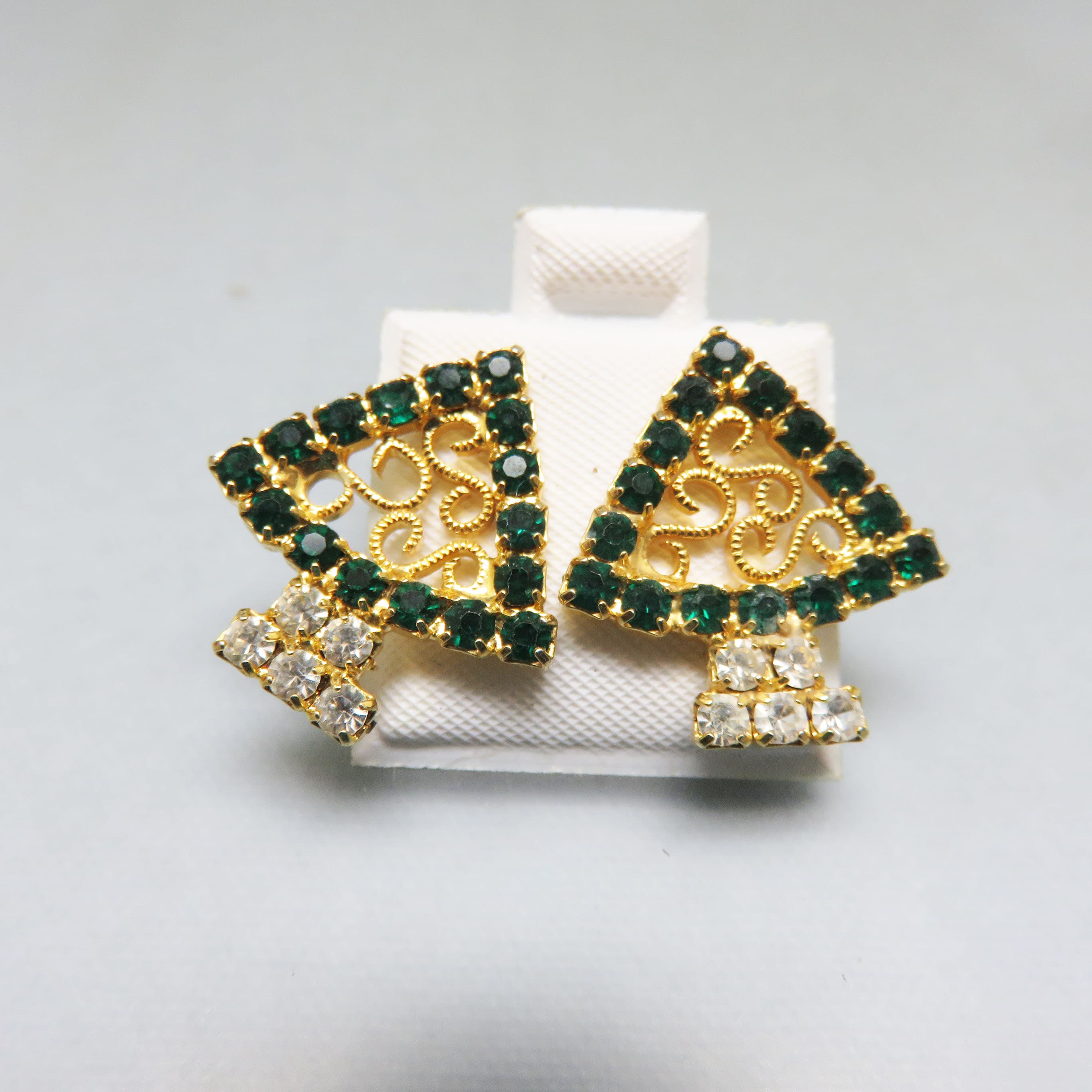 Vintage 1960s Rhinestone Christmas Tree Earrings – Emerald Green Gold Filigree Posts