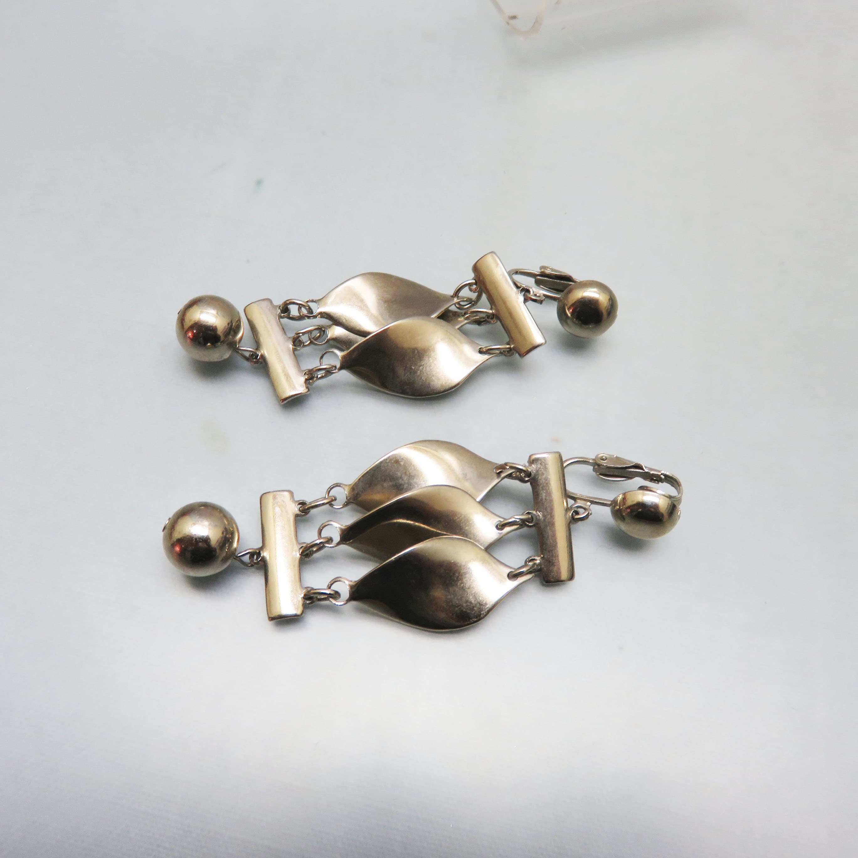 Vintage Modernist Silvertone Kinetic Dangle Clip On Earrings – 3 Inch Sculptural Statement Earrings