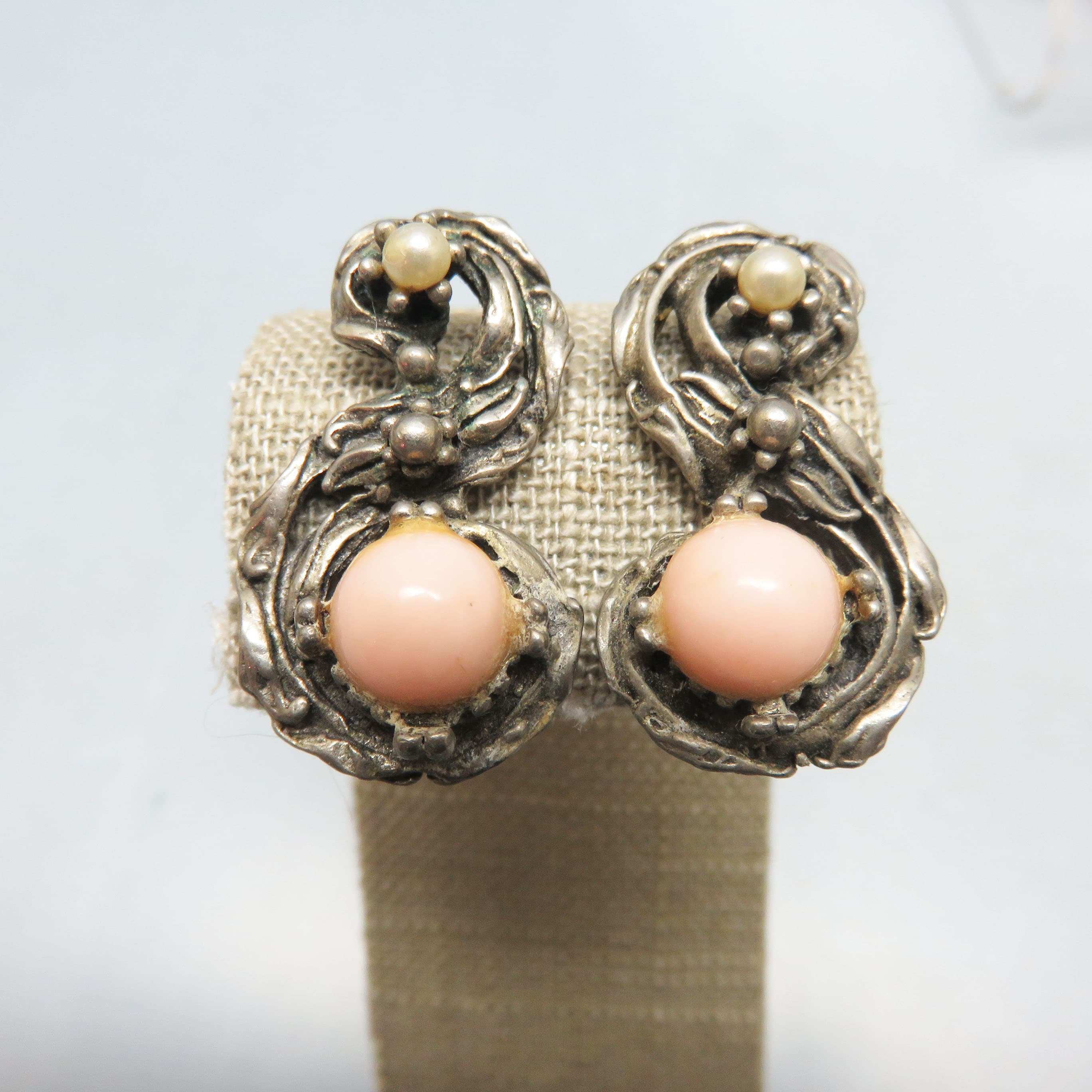 Vintage Jacobean Floral Clip On Earrings – Silvertone Scrollwork with Peach Beads & Faux Pearls
