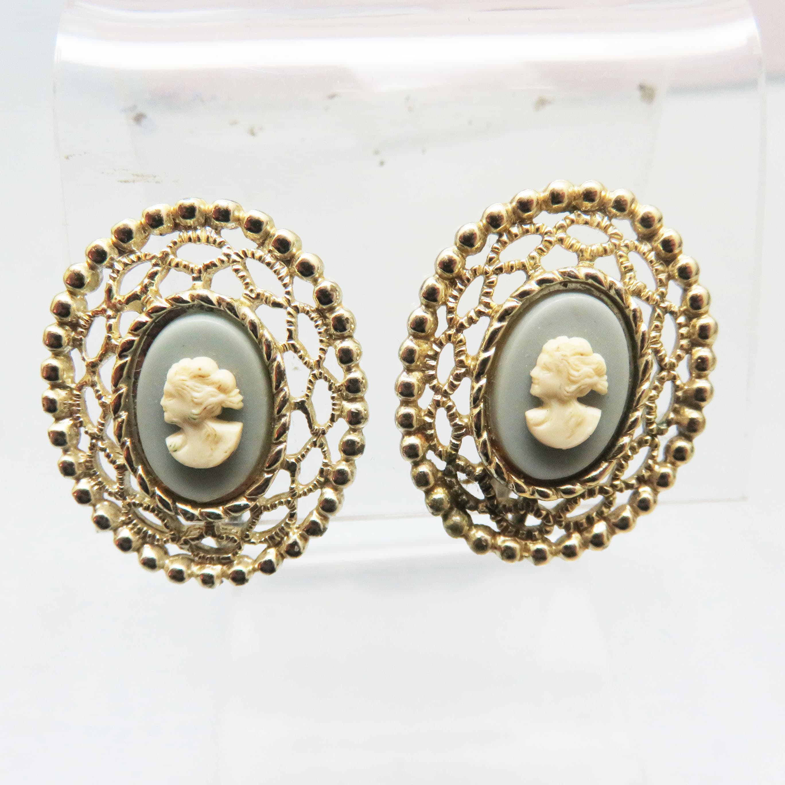 Sarah Coventry Cameo Clip On Earrings – Blue and Ivory Cameos – Ornate Vintage Filigree Clips